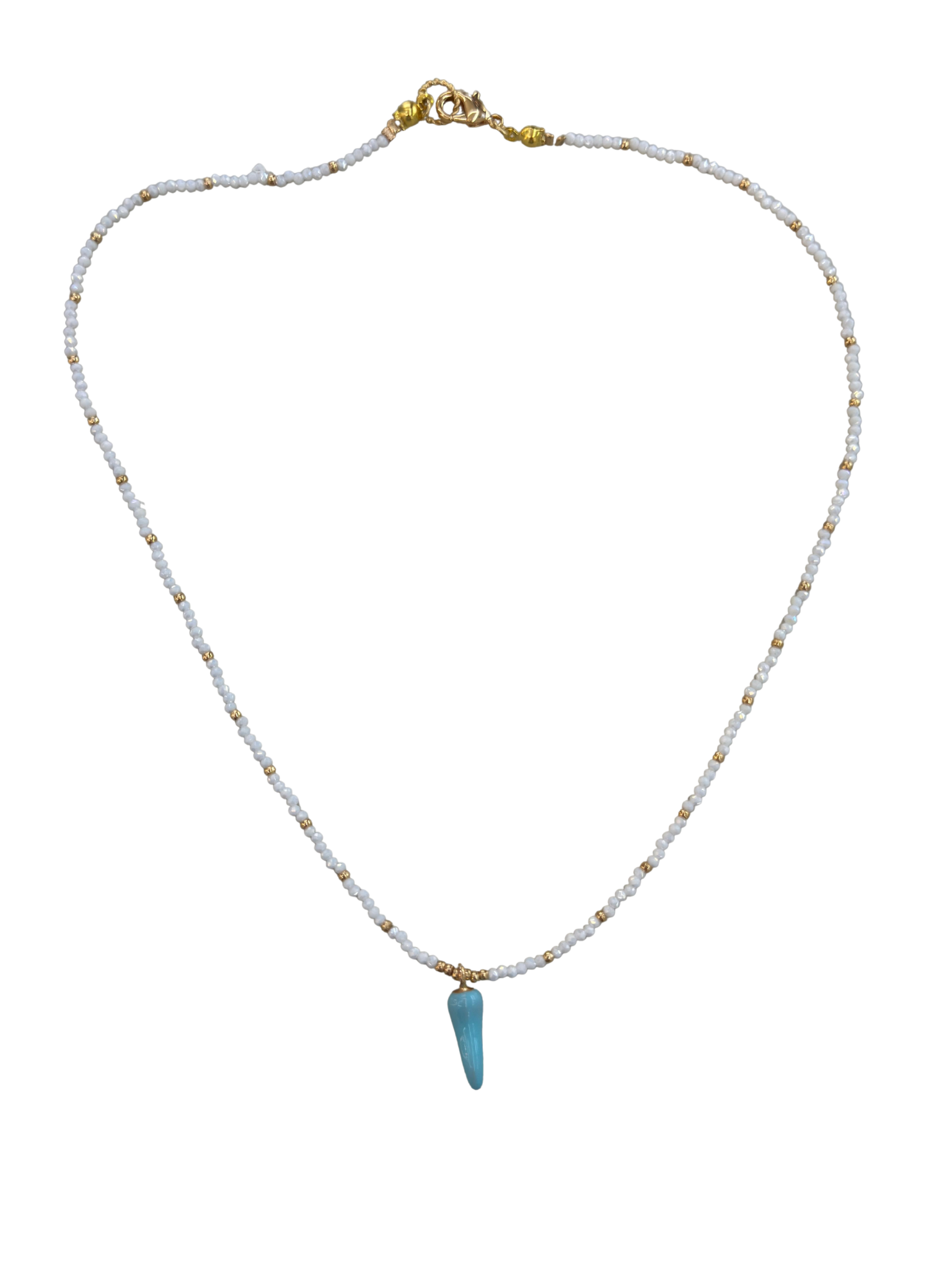 Collana con micro-perline bianche e dettagli dorati con corno turchese