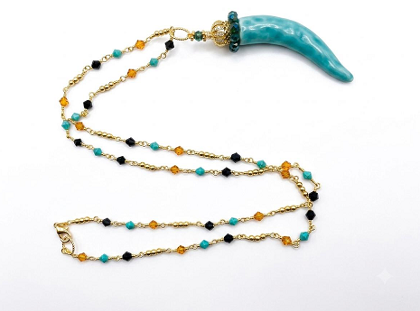 Collana con corno in ceramica turchese e cristalli colorati