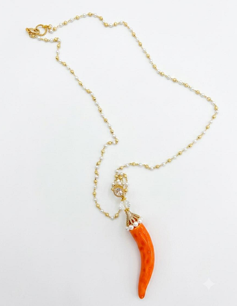 Collana con corno di corallo arancione e catena dorata con perline bianche