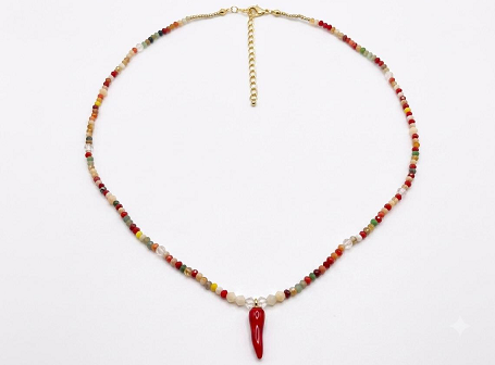 Collana con micro-perline multicolore e corno rosso