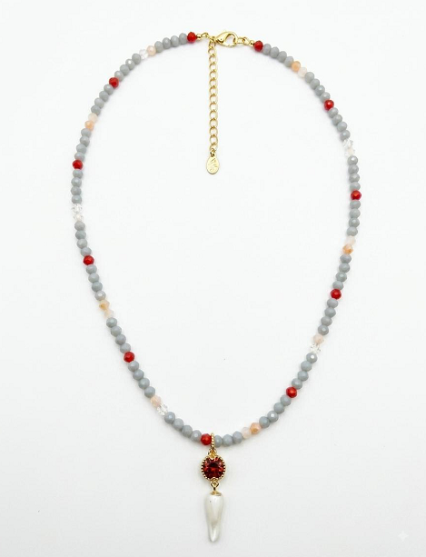 Collana con perline grigie e rosse e corno bianco con medaglione dorato