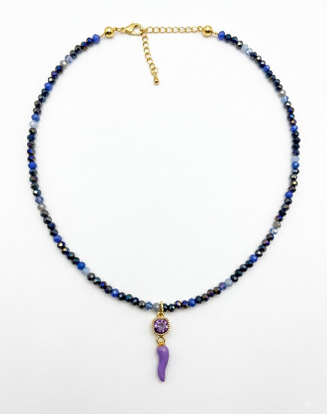 Collana con perline sfaccettate blu notte e corno lilla con medaglione viola dorato