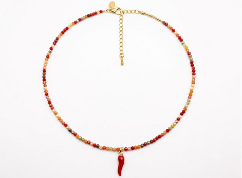Collana con perline sfaccettate multicolore rosse e corno rosso dorato