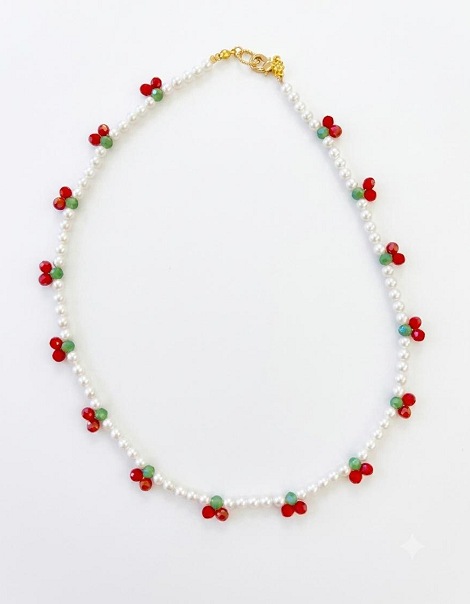 Collana con perline bianche e grappoli di cristalli rossi e verde salvia