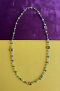 Collana cristalli verdi 75cm sfondo viola/giallo