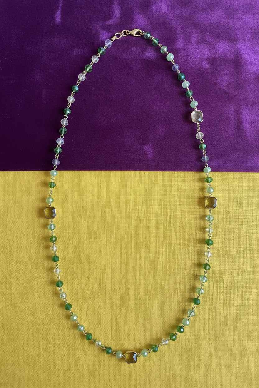 Collana cristalli verdi 75cm sfondo viola/giallo