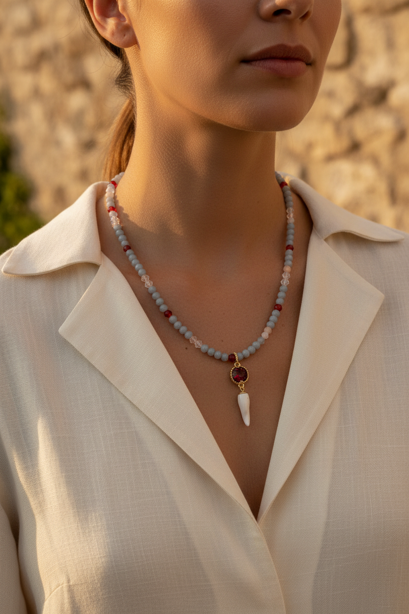 Collana Grigio e Rosso indossata lifestyle