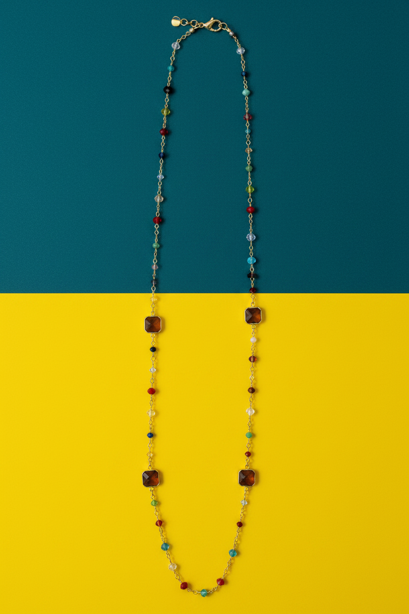 Collana multicolor sfondo teal/giallo