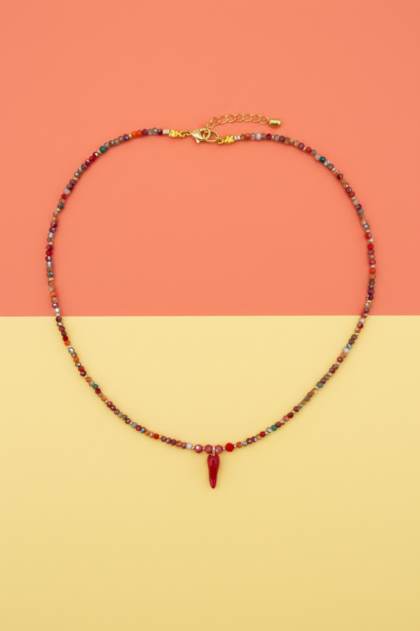 Collana cornetto portafortuna su sfondo colorato pop