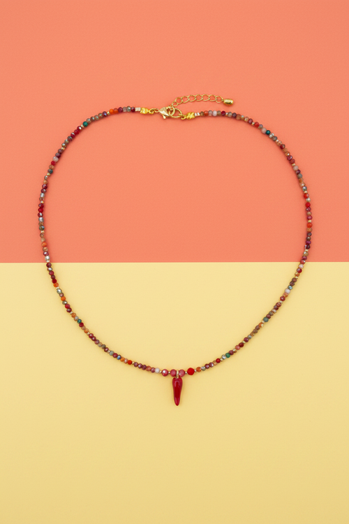 Collana cornetto portafortuna su sfondo colorato pop