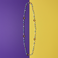 Collana cristalli azzurri su sfondo viola e giallo