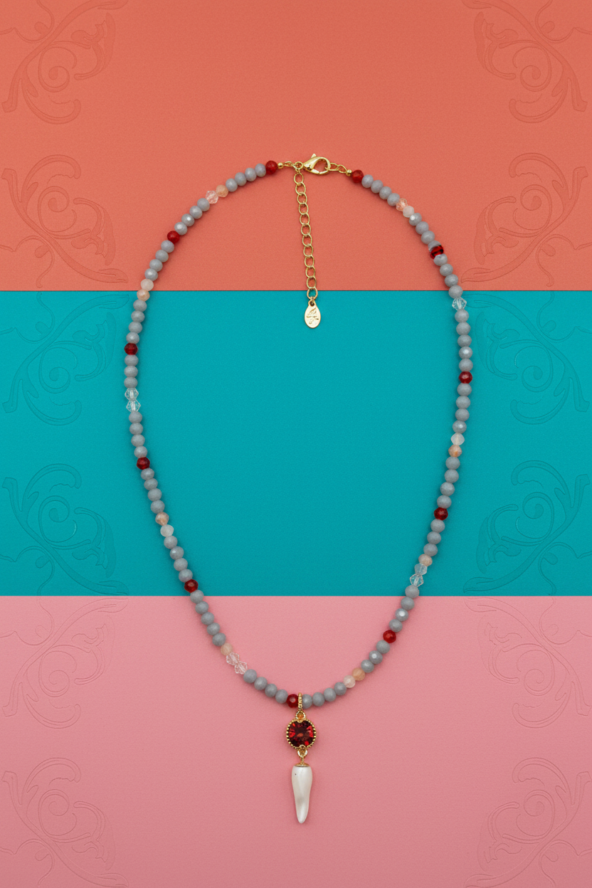 Collana grigia corno bianco su sfondo decorativo corallo turchese rosa