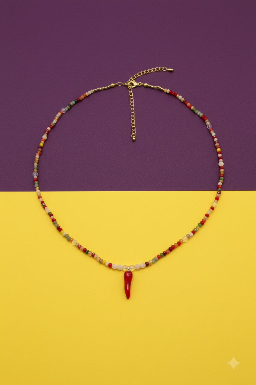 Collana multicolore corno rosso su sfondo viola e giallo