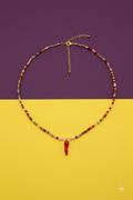 Collana multicolore corno rosso su sfondo viola e giallo