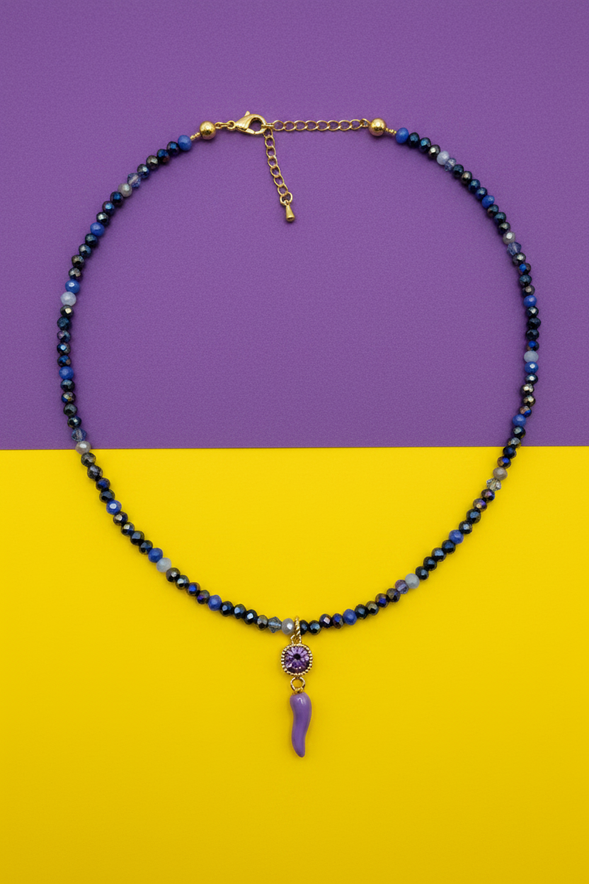 Collana blu notte corno lilla su sfondo viola e giallo