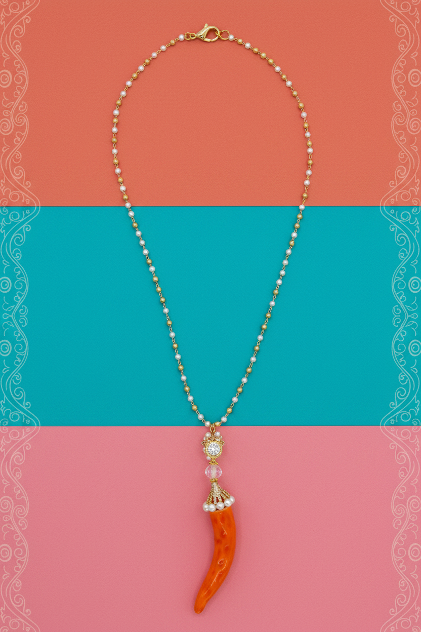 Collana corno corallo arancione su sfondo decorativo