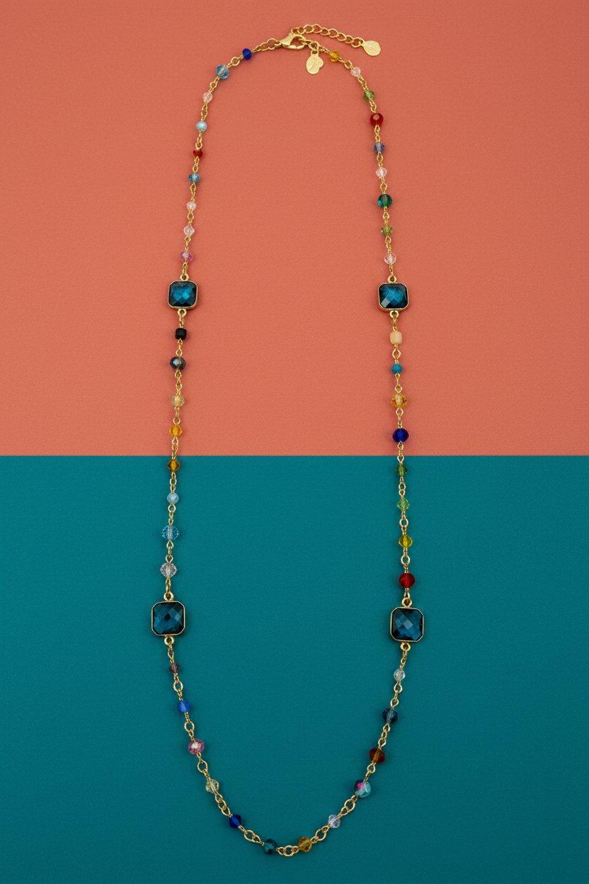 Collana lunga blu petrolio su sfondo corallo e turchese