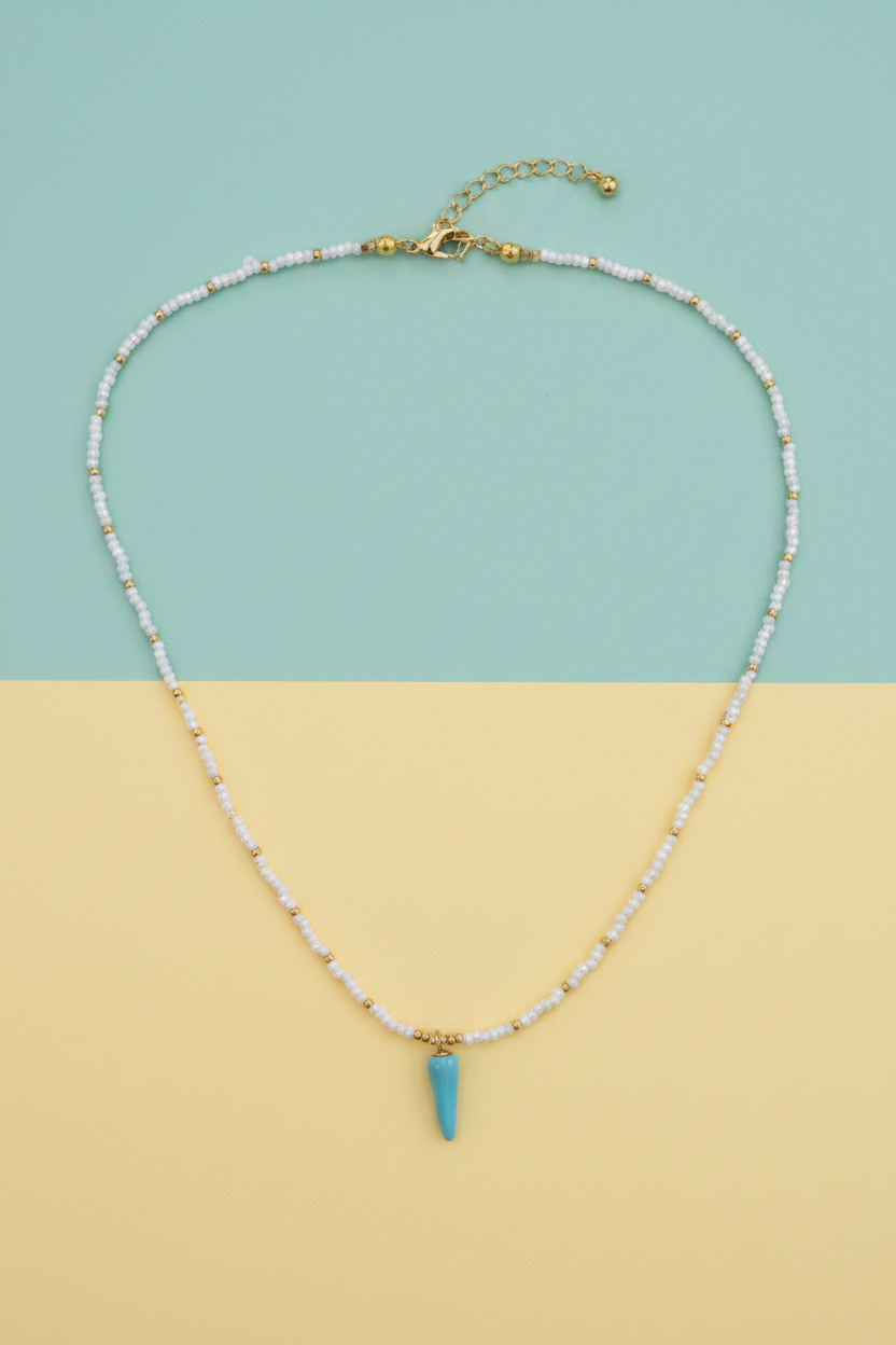 Collana bianca corno turchese su sfondo turchese e giallo