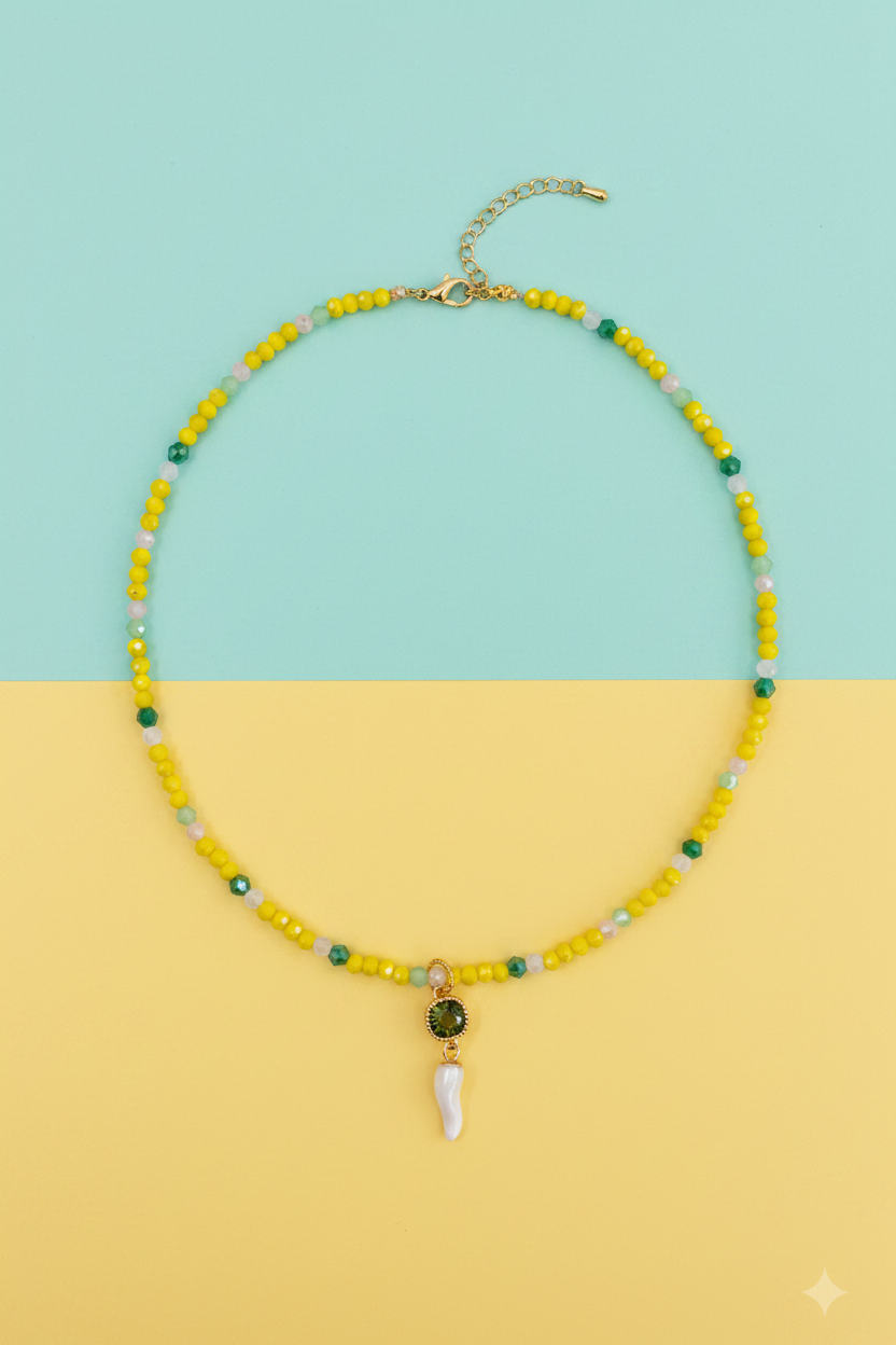 Collana gialla corno bianco su sfondo turchese e giallo